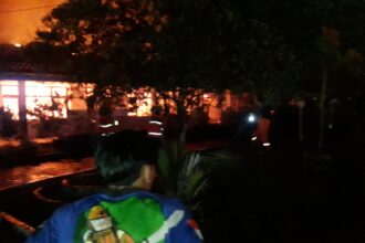 BERKOBAR : Tampak bangunan Gedung LPPM UPR berkobar dilalap si jago merah, Rabu (22/3/2023). (foto:ist)