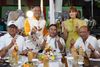 HADIRI : Gubernur Kalteng, Sugianto Sabran ketika menghadiri acara Kenal Pamit Kapolda Kalteng dari Irjen Pol Nanang Avianto kepada Irjen Pol Djoko Poerwanto, di Lapangan Barigas Mapolda Kalteng, Minggu (22/10/2023).