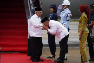 PENYAMBUTAN : Gubernur Kalimantan Tengah (Kalteng), H. Sugianto Sabran beserta Ketua Tim Penggerak Pemberdayaan Kesejahteraan Keluarga (TP-PKK) Kalteng, Ivo Sugianto Sabran sambut langsung kedatangan Wakil Presiden Republik Indonesia (RI), K.H. Maruf Amin beserta istri, di VIP Room Isen Mulang Bandara Tjilik Riwut Palangka Raya, Selasa (24/10/2023). (foto:MMC)