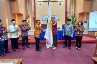 PELEPASAN: Staf Ahli (Sahli) Gubernur Kalteng Bidang Pemerintahan, Hukum dan Politik Herson B. Aden mewakili Gubernur Kalteng secara resmi melepas Kontingen Swayamvara Tripitaka Gatha (STG) XI Prov. Kalteng ke Magelang,Kamis (26/10/2023). (foto:MMC)