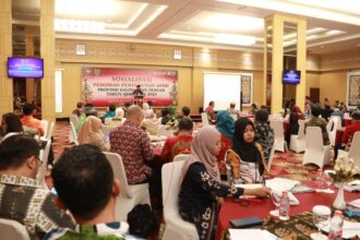 SOSIALISASI : Wakil Gubernur (Wagub) Kalteng, Edy Pratowo buka Sosialisasi Pedoman Penyusunan APBD Tahun Anggaran 2024, yang diselenggarakan di Aquarius Boutique Hotel Palangka Raya, Jumat (27/10/2023). (foto:MMC)