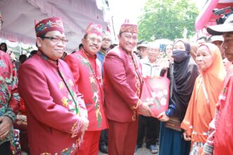 PASAR PENYEIMBANG: Wagub Kalteng, Edy Pratowo mengunjungi lokasi pasar penyeimbang yang berlokasi di sekitar lapangan Stadion Panunjung Tarung Kuala Kapuas, Sabtu (28/10/2023). (FOTO:MMC)