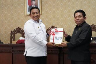 PARIPURNA: Wakil Gubernur Kalimantan Tengah (Kalteng) H. Edy Pratowo menghadiri Rapat Paripurna ke-5 Masa Persidangan III Tahun Sidang 2023 DPRD Kalteng, bertempat di Ruang Rapat Paripurna DPRD Prov. Kalteng, Rabu (1/11/2023). (Foto: MMC)
