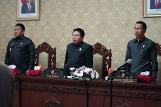 HADIRI: Wakil Gubernur Kalimantan Tengah (Kalteng), H. Edy Pratowo menghadiri Rapat Paripurna ke-7 Masa Persidangan III Tahun Sidang 2023, bertempat di Ruang Rapat gabungan DPRD Prov. Kalteng, Kamis (2/11/2023). (foto:MMC)