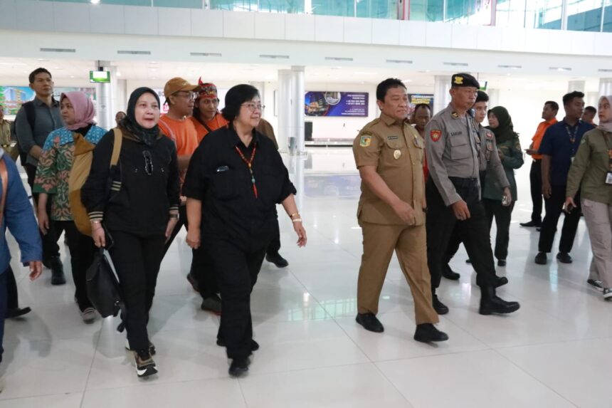 PENYAMBUTAN : Wagub Kalteng, Edy Pratowo menyambut kunjungan Menteri LHK RI, Siti Nurbaya, di Bandar Udara Tjlik Riwut, Selasa (7/11/2023). (foto:mmc)