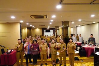 EVALUASI : Staf Ahli (Sahli) Gubernur Kalteng Bidang Pemerintahan, Hukum dan Politik, Herson B. Aden wakili Sekretaris Daerah (Sekda) buka Rapat Evaluasi Kerja Sama Daerah Tahun 2023, yang digelar di Hotel Best Western Palangka Raya, Selasa (7/11/2023). (FOTO:ARDI)