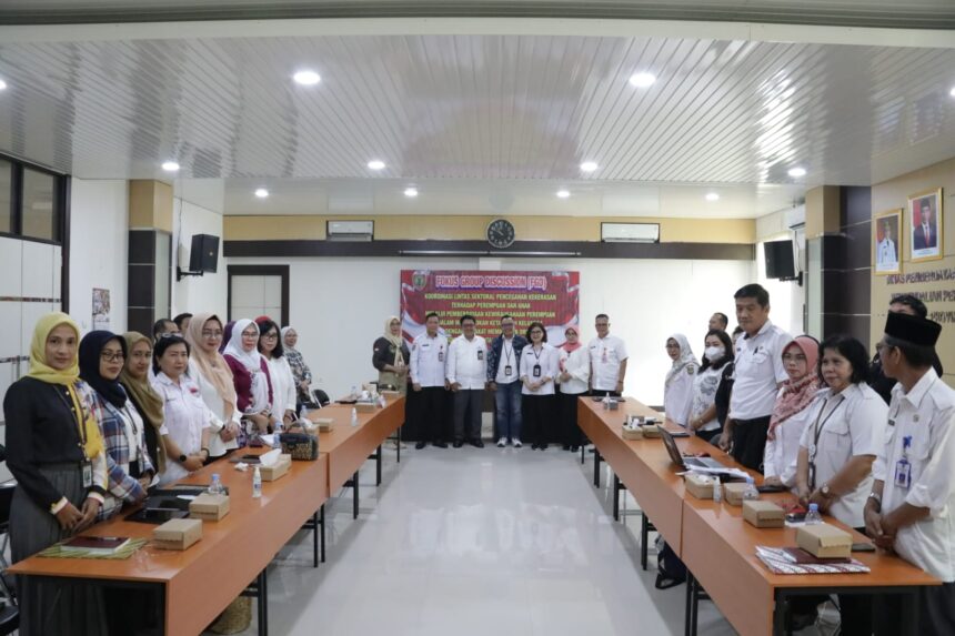 FGD: Staf Ahli (Sahli) Gubernur Kalteng Bidang Kemasyarakatan dan Sumber Daya Manusia (KSDM),Suhaemi wakili Sekretaris Daerah (Sekda) buka kegiatan Focus Group Discussion (FGD) Pemberdayaan Kewirausahaan Perempuan Dalam Mewujudkan Ketahanan Keluarga, yang dilaksanakan di Aula Bawi Bahalap Dinas Pemberdayaan Perempuan dan Perlindungan Anak, Pengendalian Penduduk dan Keluarga Berencana (P3APPKB) Prov. Kalteng, Rabu (8/11/2023). (foto:mmc)