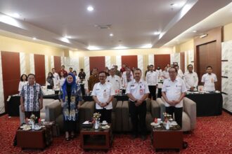 RAKOR : Staf Ahli (Sahli) Gubernur Kalteng Bidang Pemerintahan, Hukum dan Politik, Herson B. Aden wakili Sekretaris Daerah (Sekda) buka Rapat Koordinasi (Rakor) Akhir dan Integritas Penataan Aset dan Penataan Akses Gugus Tugas Reforma Agraria (GTRA) Provinsi Kalteng Tahun 2023, yang diselenggarakan di Aquarius Boutique Hotel Palangka Raya, Rabu (8/11/2023). (FOTO:ARDI)