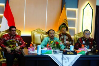 RAPAT : Sekretaris Daerah (Sekda) Prov. Kalteng Nuryakin mengikuti Rapat Lanjutan Pembahasan Pencegahan Korupsi Sektor Bisnis di Provinsi Kalimantan Tengah secara virtual melalui zoom meeting bersama Satuan Tugas Anti Korupsi Badan Usaha (AKBU), dari Ruang Bajakah II Kantor Gubernur Kalteng, Kamis (9/11/2023). (FOTO:MMC)
