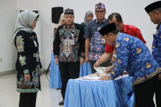 PENGUKUHAN : Kepala Badan Kepegawaian Daerah Lisda Arriyana menyaksikan pengukuhan pejabat fungsional lingkup pemprov kalteng, di Aula BKD Prov. Kalteng, Jumat (10/11/2023). (foto:mmc)