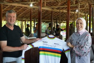 AKRAB : Ketua Dekranasda Prov. Kalteng Ivo Sugianto Sabran bersama CEO UCI Kristoph Bruynell, di RM Kampung Lauk, Senin (13/11/2023). (foto:mmc)