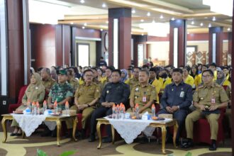 BIMBINGAN : Wakil Gubernur (Wagub) Kalteng,Edy Pratowo membuka secara resmi Kegiatan Penyuluhan dan Bimbingan Penyiapan Tenaga Kerja Siap Pakai Bagi Mahasiswa di Kalimantan Tengah Tahun 2023, bertempat di Aula Jayang Tingang (AJT) Kantor Gubernur Kalteng, Selasa (14/11/2023). (FOTO:MMC)