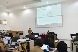 SOTK : Plh. Kepala Biro Organisasi, Betri Susilawati saat memimpin kegiatan Asistensi Penginputan Data Susunan Organisasi Tata Kerja (SOTK), di Aula BKD, Senin (13/11/2023). (foto:mmc)
