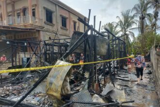 OLAH TKP : Tim inafis dari Polrest Palangka Raya melakukan olah TKP kebakaran, di Jalan G.obos, Sabtu (11/11/2023). (foto:ardi)