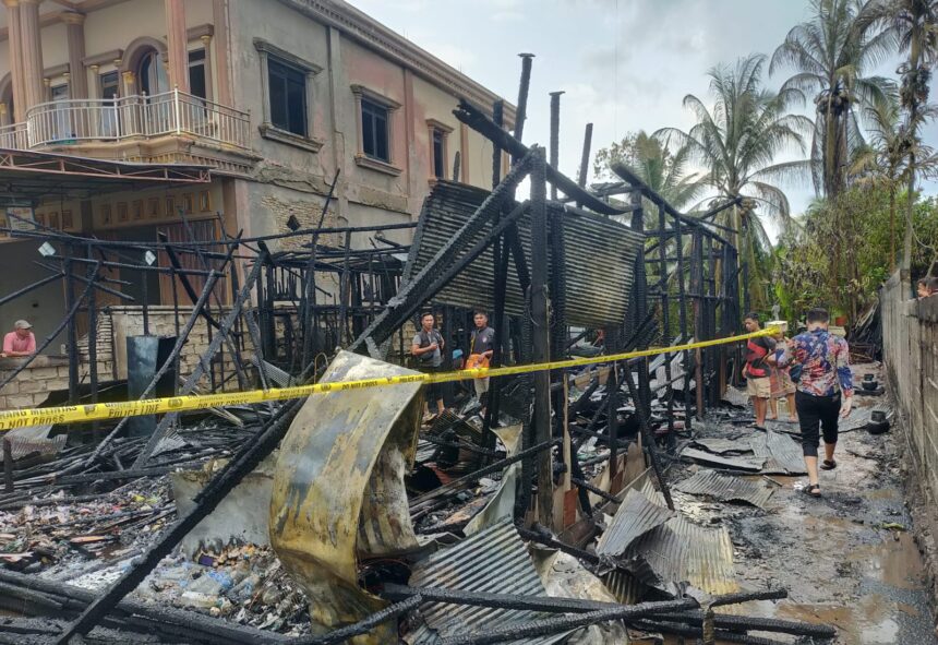 OLAH TKP : Tim inafis dari Polrest Palangka Raya melakukan olah TKP kebakaran, di Jalan G.obos, Sabtu (11/11/2023). (foto:ardi)