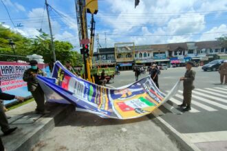 PENERTIBAN : Bawaslu Kota Palangka Raya bersama pihak terkait terlihat menertibkan salah satu APS, di Jalan S.Parman, Selasa (14/11/2023). (foto:bawaslu)