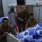 CEK PASIEN : Gubernur Kalteng, Sugianto Sabran saat mengecek kondisi pasien yang akan melaksanakan operasi jantung, Jumat (1/12/2023). (foto:ardi)