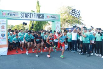 PELEPASAN : Gubernur Kalimantan Tengah (Kalteng), H. Sugianto Sabran melepas secara resmi Fun Run Fun Walk 5 K dan 3 K, bertempat di Lapangan Sanaman Mantikei Palangka Raya, Minggu (3/12/2023) pagi. (FOTO:mmc)