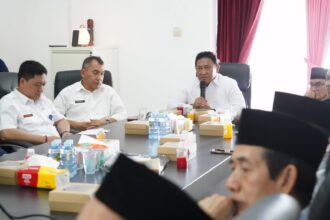 TINJAU : Wakil Gubernur Kalimantan Tengah (Kalteng), H. Edy Pratowo selaku Ketua Lembaga Pengembangan Tilawatil Quran (LPTQ)  Kalteng pimpin pelaksanaan visitasi sekaligus meninjau Proyek Pembangunan Sarana Prasarana di lingkungan Sekretariat LPTQ Jl. RTA. Milono Km. 1,5 Palangka Raya, Rabu (6/12/2023). (FOTO:MMC)