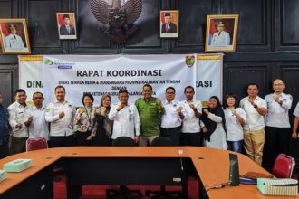 RAKOR : Kepala Dinas Tenaga Kerja dan Transmigrasi (Disnakertrans) Provinsi Kalimantan Tengah (Kalteng), Farid Wajdi saat membuka Rapat Koordinasi (Rakor) dengan Badan Penyelenggara Jaminan Sosial (BPJS) Cabang Palangka Raya tentang Kepesertaan Jaminan Sosial Ketenagakerjaan (Jamsostek), di Ruang Rapat Disnakertrans Prov. Kalteng, Rabu (6/12/2023). (foto:mmc)
