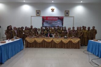 FOTO BERSAMA : Kepala Biro Organisasi Lilis Suriani saat melakukan foto bersama, Rabu (6/12/2023). (foto:mmc)