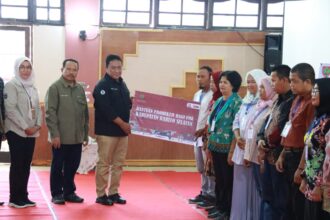 BANTUAN : Wagub Kalteng, Edy Pratowo saat menyerahkan bantun secara simbolis kepada Pelaku UMKM,di Buntok, Sabtu (9/12/2023). (foto: mmc)