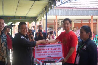 PASAR PENYEIMBANG : Wakil Gubernur (Wagub) Kalteng,Edy Pratowo mengunjungi sekaligus membuka secara resmi Pasar Murah dan Pasar Penyeimbang yang diadakan di depan Kantor Camat Pematang Karau, Desa Bambulung Kabupaten Barito Timur, Sabtu (9/12/2023). (FOTO:mmc)