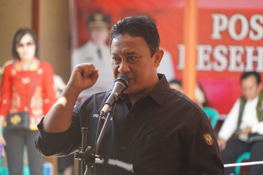 SAMBUTAN : Wagub Kalteng, Edy Pratowo saat menyampaikan sambutan, di Bartim, sabtu (9/12/2023). (foto:mmc)