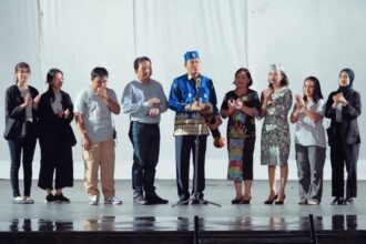 PEMBUKAAN : Taman Budaya Dinas Kebudayaan dan Pariwisata Prov. Kalteng menyelenggarakan Pagelaran Seni Budaya Tahun 2023, yang dibuka oleh Staf Ahli (Sahli) Gubernur bidang Ekonomi, Keuangan dan Pembangunan,Yuas Elko, bertempat di Panggung Teater Terbuka UPT. Taman Budaya Kalteng, Jalan Temanggung Tilung XIII Palangka Raya, Minggu (10/12/2023) malam. (foto:mmc)