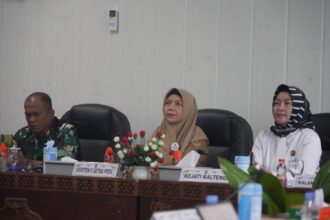 RAKOR INFLASI : Asisten Perekonomian dan Pembangunan Setda Kalteng, Sri Widanarni ikuti Rapat Koordinasi (Rakor) Pengendalian Inflasi secara virtual dari Ruang Rapat Bajakah Kantor Gubernur Kalteng, Senin (15/1/2024). (foto:mmc)