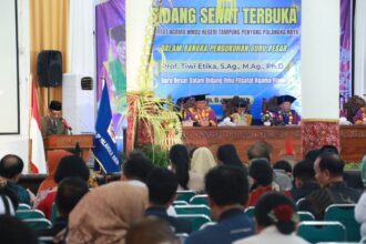 HADIRI : Staf Ahli (Sahli) Gubernur Kalimantan Tengah (Kalteng) Bidang Ekonomi, Keuangan dan Pembangunan, Yuas Elko mewakili Gubernur Kalteng menghadiri pengukuhan Guru Besar Institut Agama Hindu Negeri (IAHN) Tampung Penyang Palangka Raya, di Aula Serbaguna IAHN Tampung Penyang Palangka Raya, Senin (15/1/2023). (FOTO:MMC)