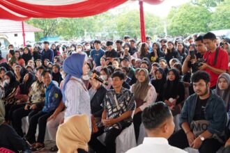 PAKET SEMBAKO: Ketua TP-PKK Kalteng,Ivo Sugianto Sabran saat menyerahkan paket sembako kepada mahasiswa Perantauan yang berkuliah di UPR, Sabtu (24/2/2024). (foto:MMC)