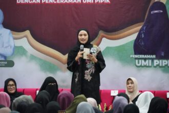 SILATURAHMI : Ketua TP-PKK Kalteng, Ivo Sugianto Sabran ketika memberikan sambutan pada kegiatan pengajian dalam rangka menjalin silaturahmi, di Rujab Gubernur Kalteng, Minggu (25/2/2024). (Foto:MMC)