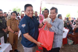 BERAS MURAH : Wakil Gubernur (Wagub) Kalteng, Edy Pratowo salurkan beras subsidi pada Pasar Murah di Kabupaten Kapuas, Selasa (19/3/2024). (foto:mmc)