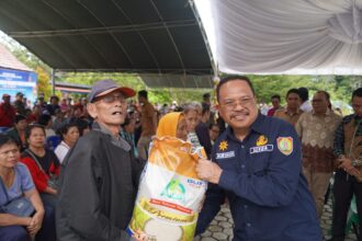 KENDALIKAN INFLASI : Dalam rangka program “Kalteng Berbagi Berkah” dan pengendalian inflasi daerah, Sekretaris Daerah (Sekda) Kalteng, Nuryakin membuka pasar murah di Kabupaten Barito Utara, Selasa (19/3/2024). (foto:mmc)