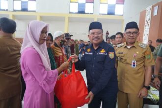 PASAR MURAH : Sekretaris Daerah Provinsi Kalimantan Tengah, Nuryakin mewakili Gubernur Kalteng, Sugianto Sabran membuka kegiatan Pasar Murah, Selasa (19/3/2024), di Aula Kecamatan Dusun Tengah, Kabupaten Barito Timur (Bartim). (foto:mmc)