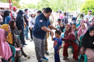 MENYAPA : Wagub Kalteng, Edy Pratowo saat menyapa anak kecil yang merupakan generasi bangsa, di Kabupaten Kapuas, Selasa (19/3/2024). (foto:mmc)