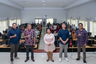 PELATIHAN UTBK SNBT : Wakil Rektor Bidang Akademik UPR, Dr.Natalina Asi, M A saat meninjau pelatihan UTBK SNBT, di Gedung UTBK UPR, Rabu (24/4/2024). (foto:upr)