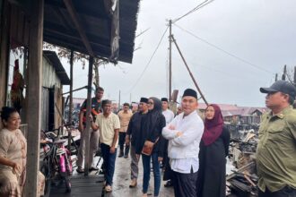 ubernur Kalteng,Sugianto Sabran didampingi Ketua TP PKK,Ivo Sugianto Sabran, Wagub Kalteng, Edy Pratowo dan Sekda Kalteng, Nuryakin serta sejumlah Kepala Perangkat Daerah Kalteng, melihat kondisi masyarakat dan meninjau secara langsung lokasi kebakaran.