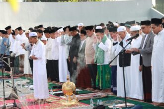 Gubernur Kalimantan Tengah,Sugianto Sabran di dampingi istri,Ivo Sugianto Sabran beserta keluarga, dan jajaran Pemerintah Provinsi Kalimantan Tengah mengikuti Salat Idulfitri 1445 Hijriah di Bundaran Besar Palangka Raya, Rabu (10/4/2024) pagi.