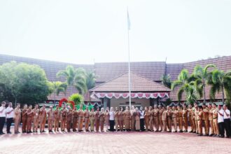 Kepala BKD Kalteng,Lisda Arriyana memimpin Apel Besar dan Halal Bi Halal 1 Syawal 1445 H lingkup Badan Kepegawaian Daerah Provinsi Kalimantan Tengah Tahun 2024, di Halaman Kantor BKD Kalteng, Selasa (16/4/2024).
