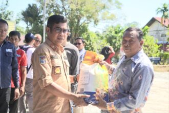 Kadiskominfosantik Prov. Kalteng Agus Siswadi mewakili Gubernur Kalteng membuka pasar murah di Kecamatan Lahei Kabupaten Barito Utara, bertempat di Halaman Kantor Camat Lahei, Kabupaten Barito Utara, Senin (18/3/2024).