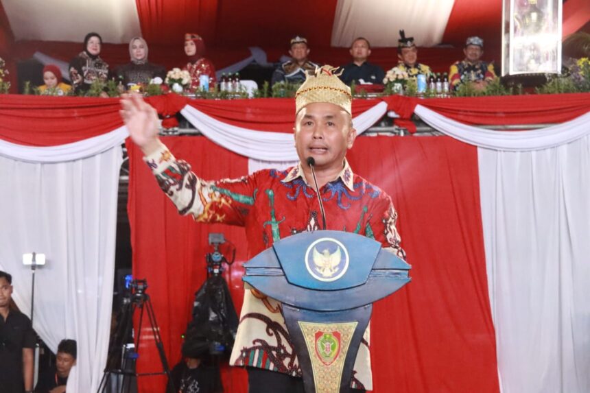 PEMBUKAAN : Gubernur Kalteng, H Sugianto Sabran secara resmi buka Festival Budaya Isen Mulang (FBIM) dan Festival Kuliner Nusantara Tahun 2024, di Halaman Gor Indoor Serbaguna, Jalan Tjilik Riwut Palangka Raya, Sabtu (18/5/2024). (foto:mmc)