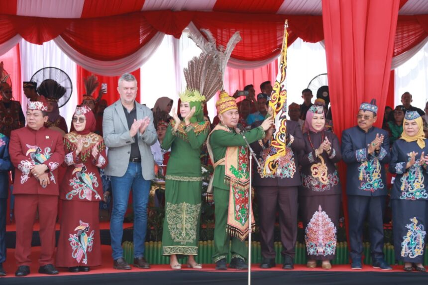 FESTIVAL BUDAYA : Gubernur Kalteng, H Sugianto Sabran lepas peserta Lomba Karnaval Budaya Festival Budaya Isen Mulang (FBIM) Tahun 2024, di Bundaran Besar Palangka Raya, Minggu (19/5/2024). (foto:mmc)