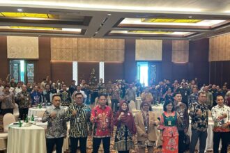 Asisten Perekonomian dan Pembangunan (Ekbang) Sekretariat Daerah Provinsi Kalimantan Tengah (Setda Prov. Kalteng) Sri Widanarni mewakili Gubernur Kalteng membuka secara resmi Rapat Kerja (Raker) Mapping Isu Strategis Sektor Transportasi di Wilayah Prov. Kalteng, bertempat di Swiss-Belhotel Danum Palangka Raya, Kamis (25/4/2024).