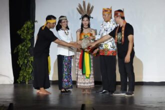 Staf Ahli (Sahli) Gubernur Bidang Ekonomi, Keuangan dan Pembangunan Yuas Elko membuka Pagelaran Sendratari Kalimantan Tengah Tahun 2024 “Puteri Mayang Sari” yang diselenggarakan oleh Dinas Kebudayaan dan Pariwisata Provinsi Kalimantan Tengah melalui Unit Pelaksana Teknis (UPT) Taman Budaya Kalteng Tahun 2024, bertempat di Panggung Teater Terbuka UPT. Taman Budaya Kalteng Jl. Temanggung Tilung XIII Palangka Raya, Kamis (25/4/2024).