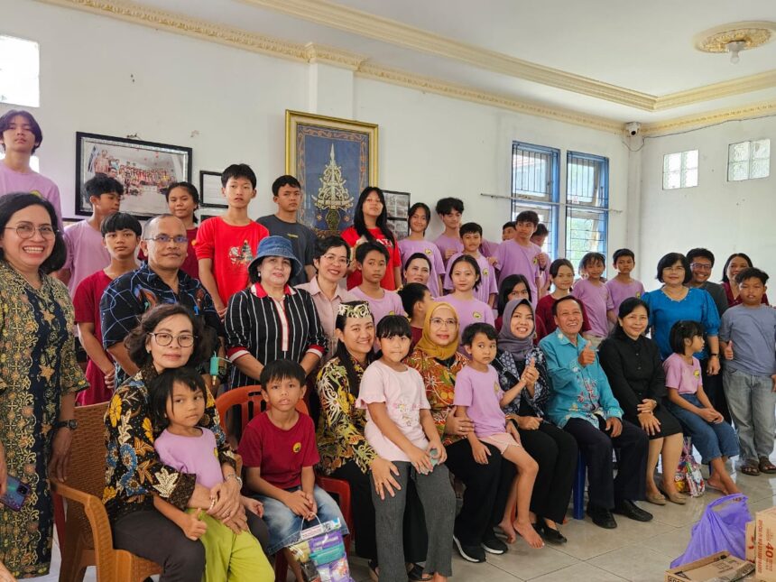Kepala Dinas Tanaman Pangan Hortikultura dan Peternakan Provinsi Kalimantan Tengah (TPHP Kalteng) Sunarti, didampingi Sekretaris Dinas Retno Nurhayati Utaminingsih hadir dalam kegiatan kunjungan kasih dalam rangka Perayaan Paskah Oikumene Lingkup Dinas TPHP dan Dinas Ketahanan Pangan (DKP) Prov. Kalteng Tahun 2024, Jumat, (26/4/2024).