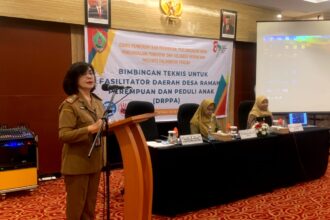 Asisten Bidang Perekonomian dan Pembangunan (Ekbang) mewakili Sekretaris Daerah (Sekda) Kalteng membuka secara resmi Bimbingan Teknis (Bimtek) untuk Fasilitator Daerah Desa Ramah Perempuan dan Peduli Anak (FASDA DRPPA) Tahun 2024 yang diselenggarakan oleh Dinas Pemberdayaan Perempuan, Perlindungan Anak, Pengendalian Penduduk dan Keluarga Berencana (P3APPKB) Kalteng, di Aquarius Boutique Hotel Palangka Raya, Senin (29/4/2024).