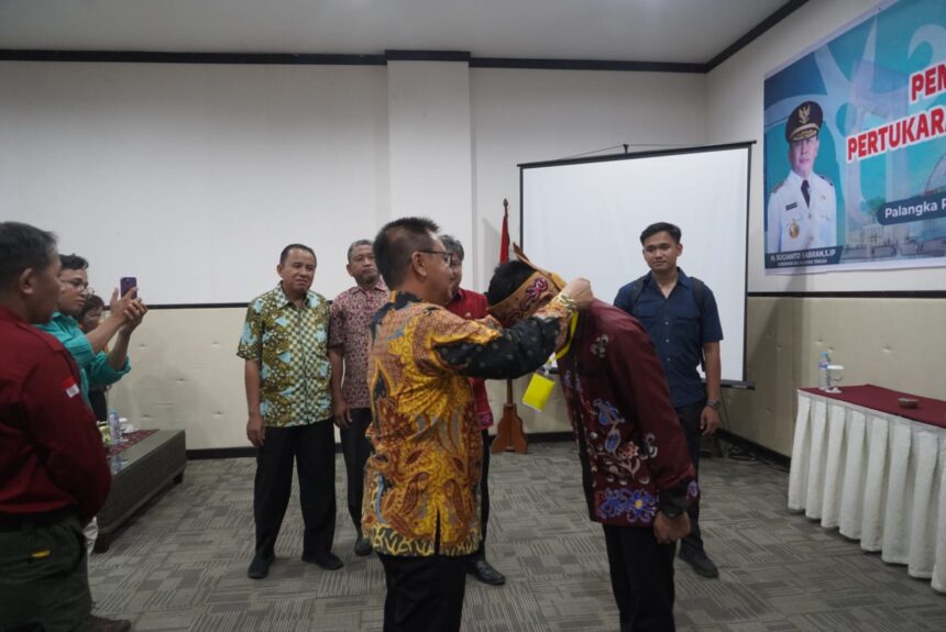 HADIRI : Plh. Asisten Pemerintahan dan Kesejahteraan Rakyat (Pemkesra) Setda Prov Kalteng Herson B. Aden mewakili Sekretaris Daerah Provinsi Kalimantan Tengah (Prov. Kalteng) membuka secara resmi Seleksi Pertukaran Pemuda Antar Negara (PPAN) Tingkat Kalteng, di Hotel Luwansa Palangka Raya, Selasa (30/4/2024). (foto:mmc)