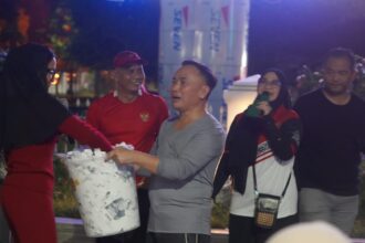 Gubernur Kalimantan Tengah (Kalteng) H. Sugianto Sabran menggelar Nonton Bareng (Nobar) pertandingan sepak bola antara Tim Nasional (Timnas) Indonesia U-23 vs Timnas Uzbekistan U-23 di babak semifinal Piala Asia U-23, yang dipusatkan di area Bundaran Besar Palangka Raya, Senin (29/4/2024) malam